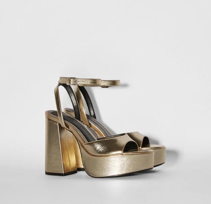 Top doplněk? Sandály v retro stylu! Vysokánská platforma je překvapivě pohodlná. Bershka, 799 Kč