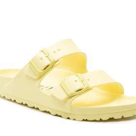 Dříve zdravotní obuv, dnes trend, kterého budou plné ulice. Pohodlné páskové pantofle v aktuálním vanilkovém odstínu. Birkenstock, 1 299 Kč