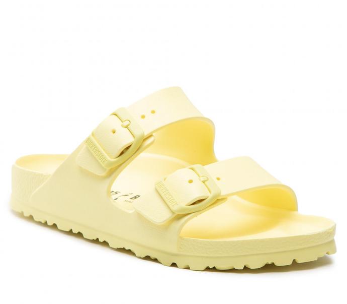 Dříve zdravotní obuv, dnes trend, kterého budou plné ulice. Pohodlné páskové pantofle v aktuálním vanilkovém odstínu. Birkenstock, 1 299 Kč