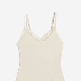 Pokud si nepotrpíte na černou, zkuste provedení v nude odstínu, který dobře poslouží i při vrstvení s podobně zbarvenými transparentními topy. H&M, 299 Kč