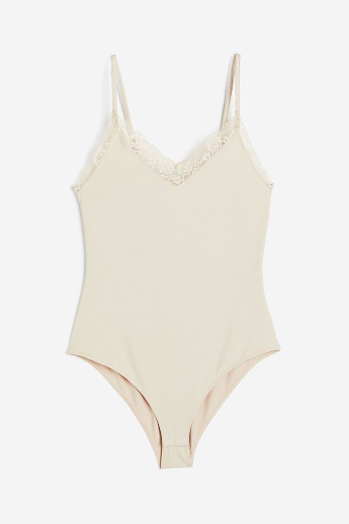 Pokud si nepotrpíte na černou, zkuste provedení v nude odstínu, který dobře poslouží i při vrstvení s podobně zbarvenými transparentními topy. H&M, 299 Kč