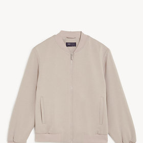 Můžete ale s klidným srdcem sáhnout i po běžném zpracování bluzonu. V béžové variantě s náplety ho najdete v Marks&Spencer za 1 999 Kč.