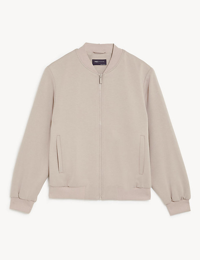 Můžete ale s klidným srdcem sáhnout i po běžném zpracování bluzonu. V béžové variantě s náplety ho najdete v Marks&Spencer za 1 999 Kč.