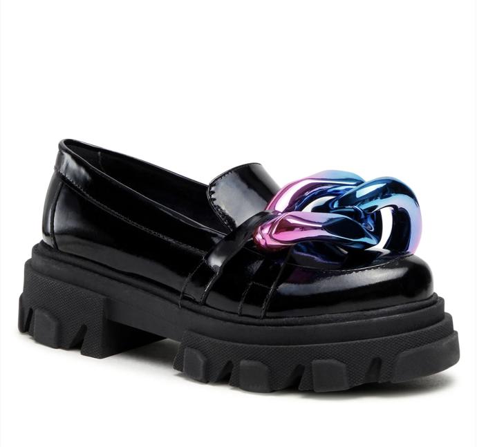 Pořádný macek. Ozdoba na nártu zastíní ostatní nápadné prvky těžšího modelu mokasínů Carinii za 3 850 Kč.