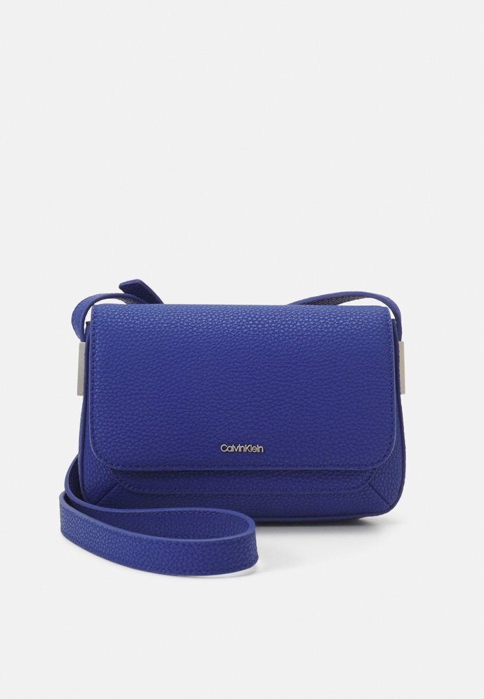 Přehlédnout nelze ani královsky modré doplňky. Calvin Klein, 2 690 Kč