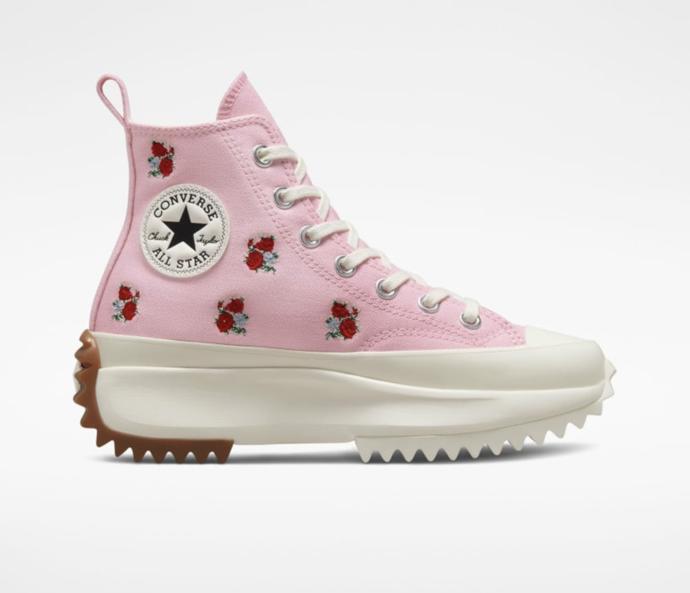 Model tradičních kotníčkových Converse pro letošek hlásá nepřehlédnutelnost! Květinové výšivky a avantgardní platforma ji rozhodně zaručují. Cena 3390 Kč
