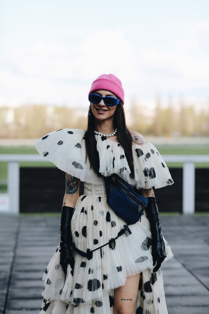 Pohrát si s přípravou se vyplatí. Důmyslně propracované kreace propojující styly, trendy i vlastní módní názor přitahují hledáčky všudypřítomných fotografů jako magnet.