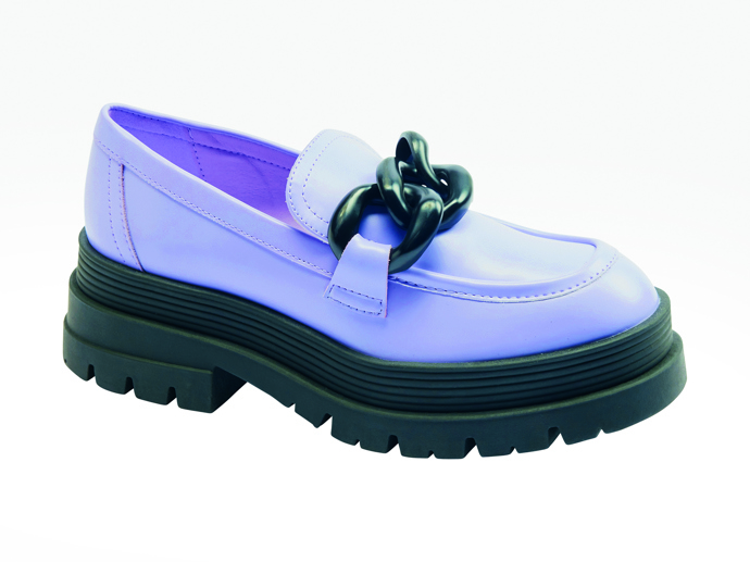 Mohutné zdobení nosí i lila varianta značky Deichmann za 999 Kč.