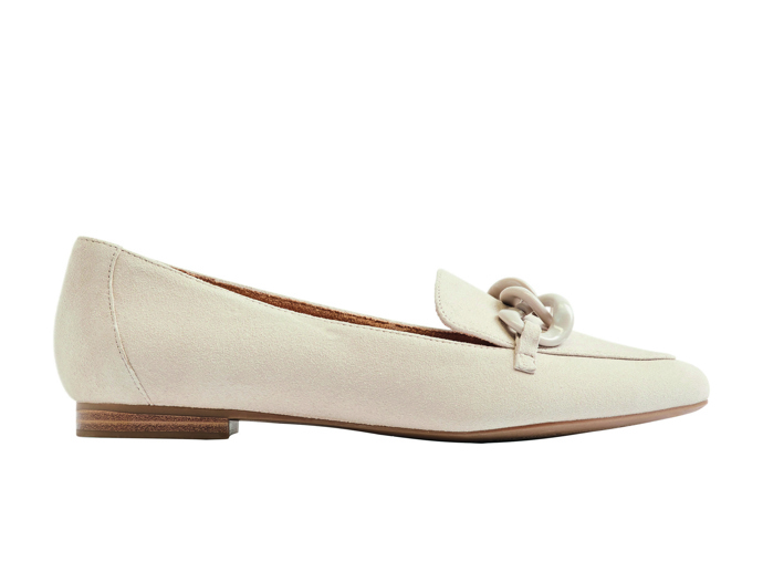 Broušená kůže a plastový prvek tón v tónu. Subtilní a decentní typ mokasínů supluje baleríny s elegancí sobě vlastní. Deichmann, 1 199 Kč