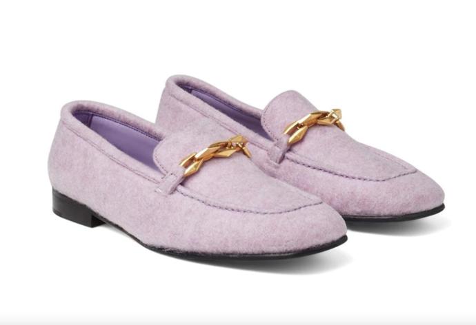 Heboučký model z řady Diamond Tilda Loafer módního domu Jimmy Choo ve sladce fialkové barvě plsti. Cena: 16 900 Kč