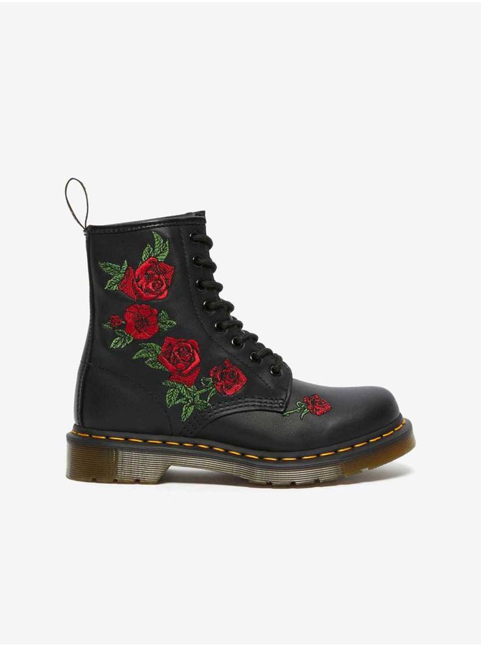 Tradiční milovníci značky Dr. Martens jsou zřejmě zaskočeni, proč ale nepůsobit drsně i romanticky zároveň. Cena 5490 Kč