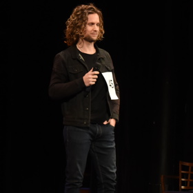 Tomáš Löbl říká, že speciální Curly Girl metodu zatím na své kudrnaté vlasy neuplatňuje.