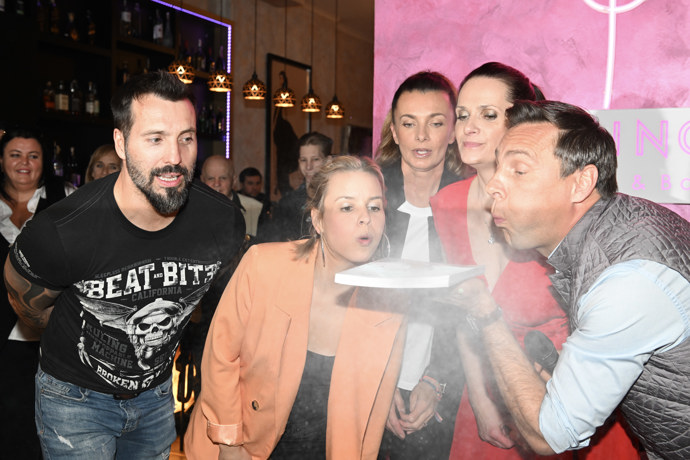 Zpěvák Václav Noid Bárta pokřtil knihu Cukrařinka: pečeme s láskou, kterou vydává sestra herečky Alice Bendové Andrea Burešová Lišková.