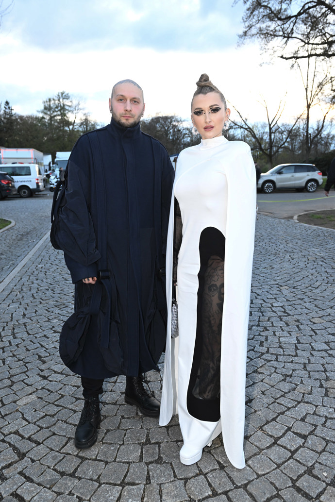 Raperka Sharlota v kompletu z ateliéru Hermine a v doplňcích z řetězce H&M. Doprovázel ji manžel, muzikant Lucas Blakk.