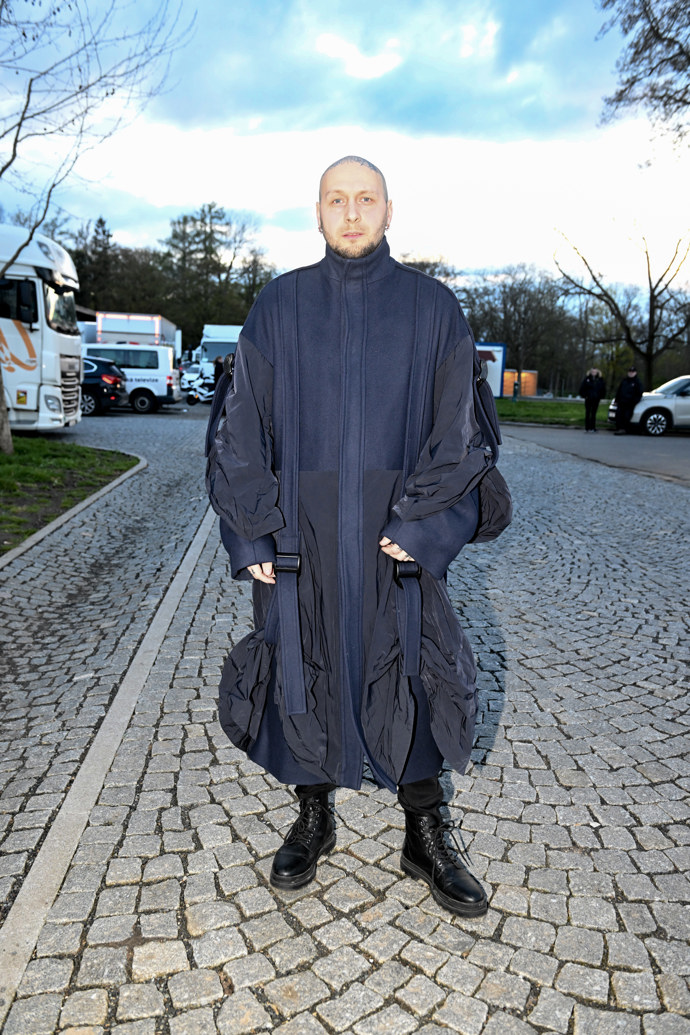 Muzikant Lucas Blakk v netypicky pojatém dress codu creative black tie.