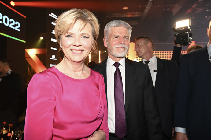 Manželka prezidenta Petra Pavla zářila ve fuchsiových šatech.