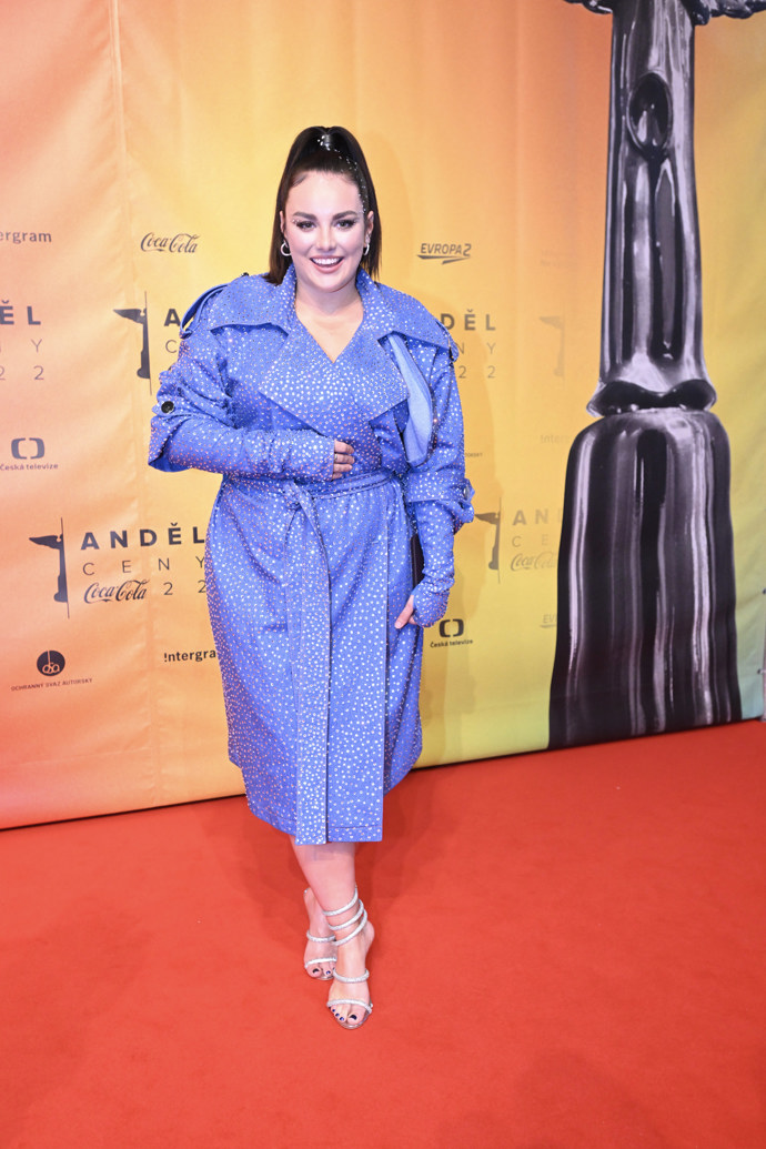 Zpěvačka Ewa Farna hlásá, že máme milovat své tělo bez ohledu na konfekční velikost.