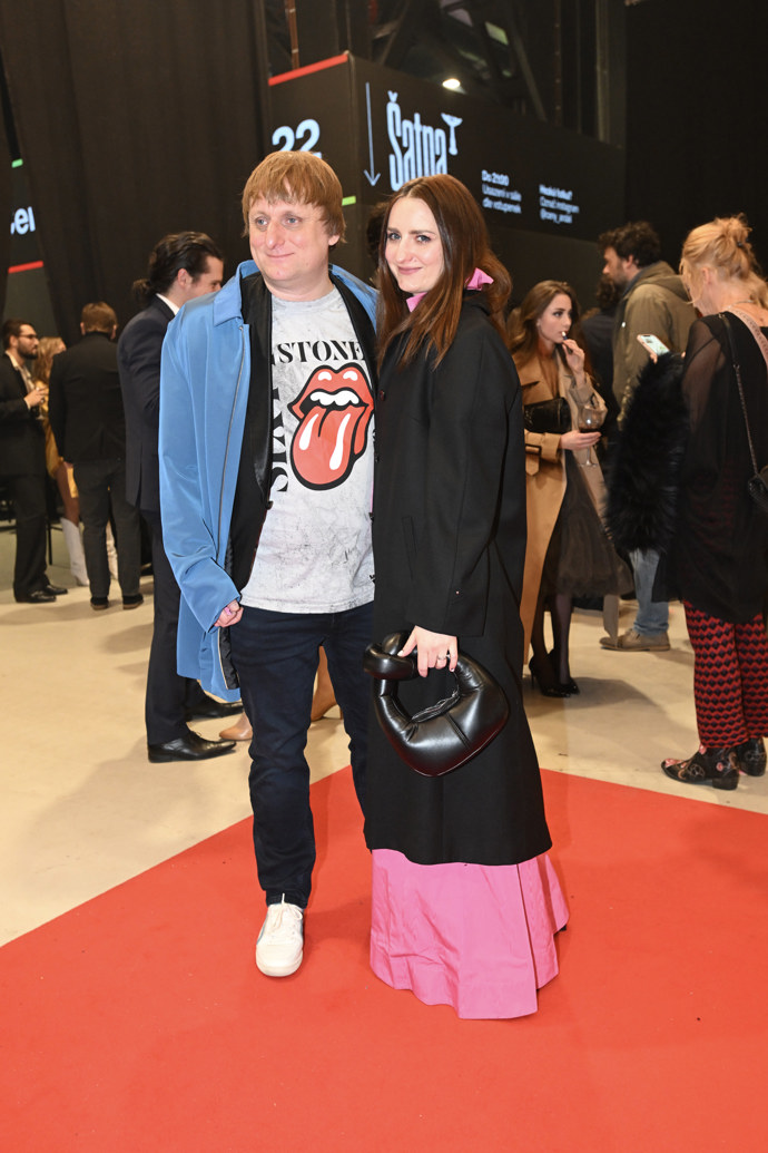 Lukáš Pavlásek má o dress codu black tie své představy. Jeho manželka oproti tomu oblékla společenské růžové šaty.