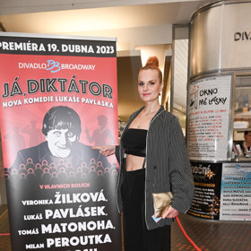 Herečku Ivu Pazderkovou při výběru outfitu oslovil trend cop topu, kterým doplnila široké kalhoty a sako nadměrných rozměrů. Doplňky ale vybrala ryze večerní, zlaté psaníčko přidalo jejímu výslednému vzhledu na efektu.