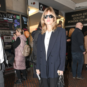 Emma Smetana odložila kreativní džínovinu z fashion weeku a sáhla po strohé kombinaci saka a smokingových kalhot v oversize provedení. Blůzka s květinovými knoflíky dodala modelu ryze ženský prvek.