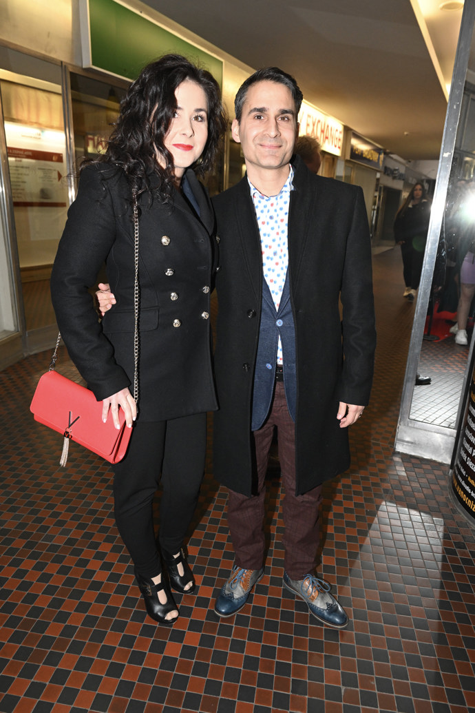 Zpěvák Radek Banga sáhl po neformální kombinaci saka a kalhot a vyvedl na Broadway i svou partnerku. Ta oblékla klasický dvouřadý kalhotový kostým, extravagantně pak pojala výběr doplňků, střevíčky s pásky a zářivě vybarvenou kabelku.