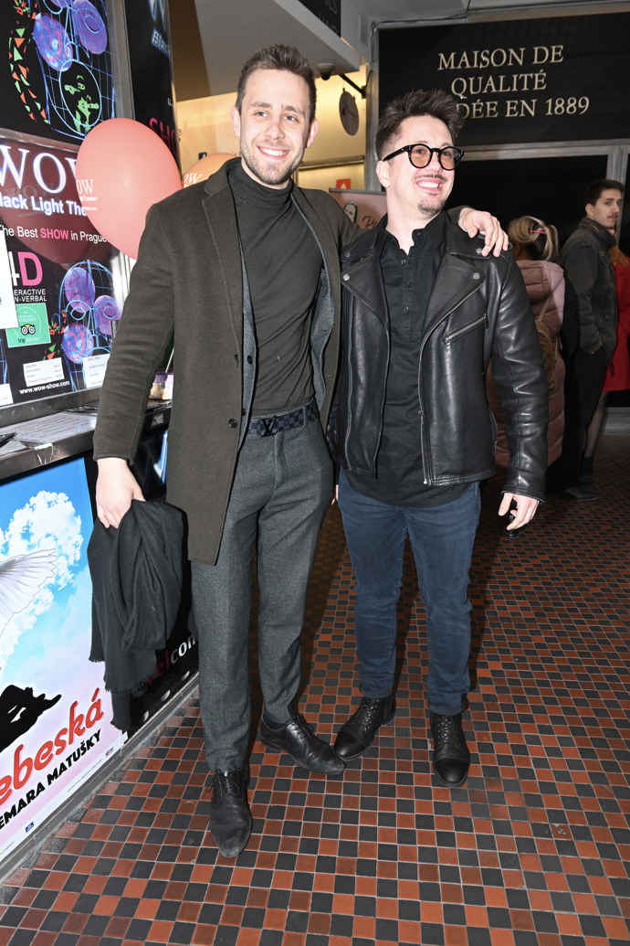 Syn Veroniky Žilkové, herec Vincent Navrátil, dorazil v obleku, který neformálně doplnil rolákem. Model tón v tónu ozdobil opaskem Louis Vuitton a o odklon v barevné škále se postaral olivově zelený svrchník.