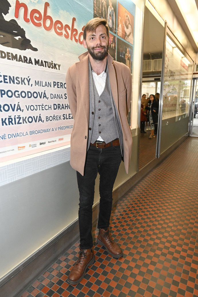 Ležérní kombinace džín a saka doplnil syn Veroniky Žilkové Cyril Navrátil o vestičku a vše příjemně doplnila obuv sladěná s odstínem pásku. 