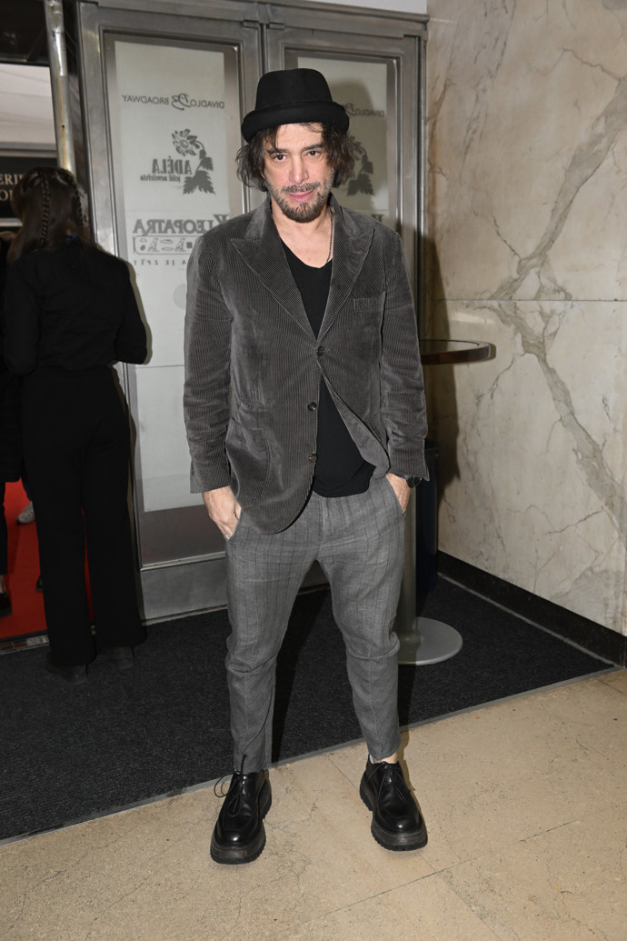 Ležérní rošťák, to je synonymum pro zpěváka Sagvana Tofiho, a drží si jej i dlouho po padesátce. Svůj nedbale elegantní styl doplnil kloboučkem.