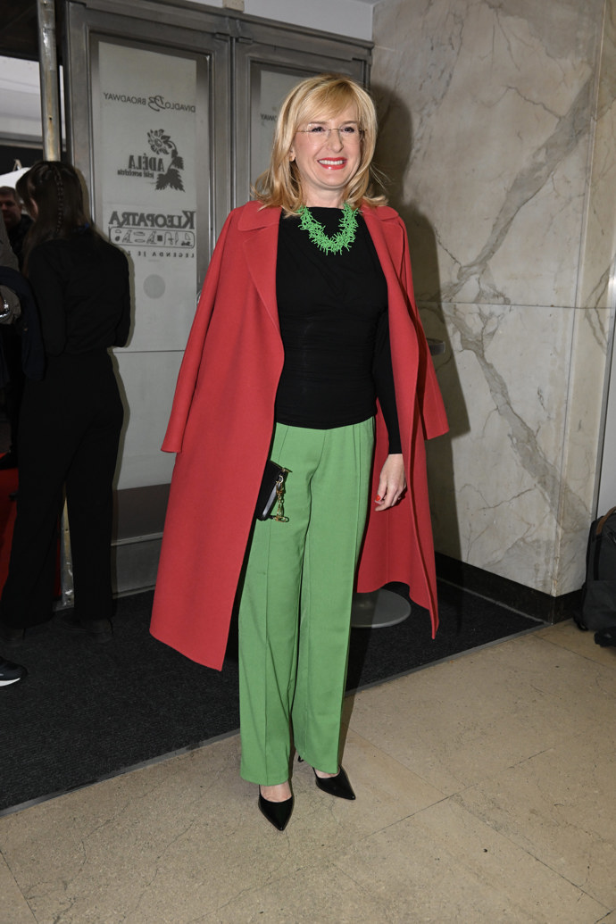 Moderátorka Štěpánka Duchková je známá svou vášní pro barvy. Nezklamala ani tentokrát a na premiéru vyrazila v nepřehlédnutelné kombinaci zelené s červenou.