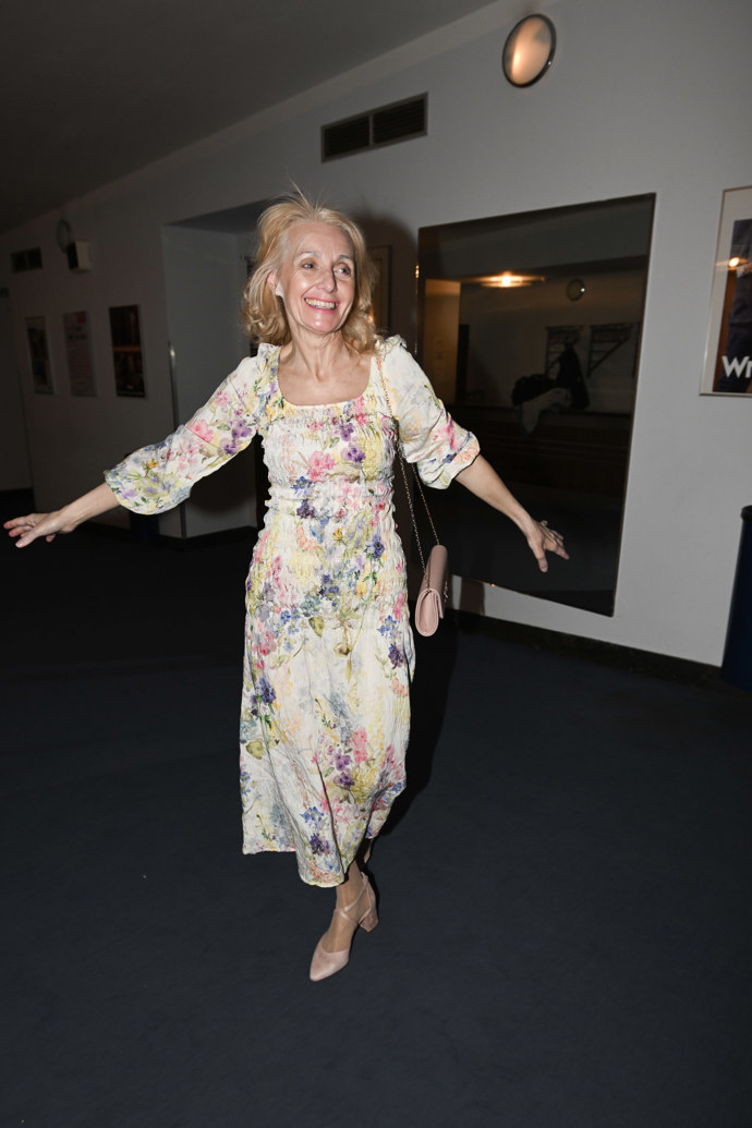 Veronika Žilková oblékla po představení létem dýchající květované šaty s žabičkováním a tančila chodbami divadla jako víla.