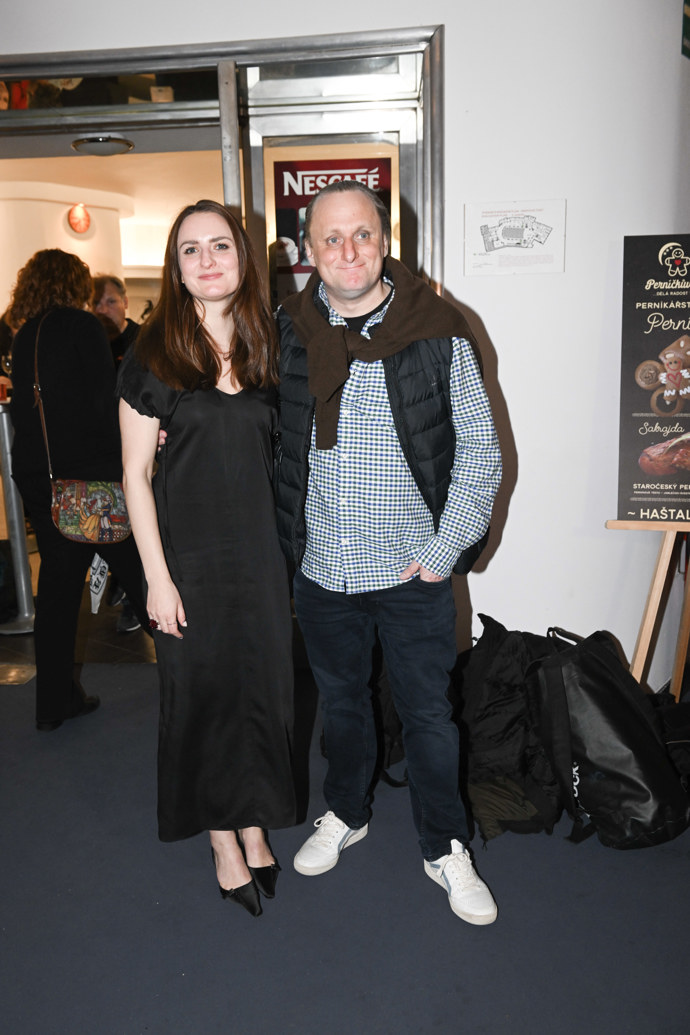 Herce a komika Lukáše Pavláska nejčastěji potkáte v ležérních modelech a neporušil to ani při slavnostní příležitosti. Jeho partnerka ale sáhla po elegantních černých šatech a střevíčcích a situaci vkusně zachránila.