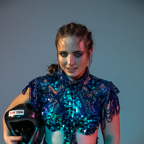 Fotografka projektu SuperWoman Lucie Robinson vytvořila při focení dokonalou kulisu obou světů, které jsou pro Martinu Ptáčkovou typické. O líčení se postarala vizážistka Silvie Hadžiefendić. 