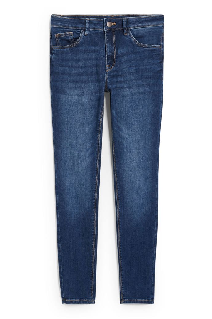 Pas proklatě nízko. Bez toho se letos nejspíš neobejdete. Nabízí jej třeba slimky C&A za 998 Kč.