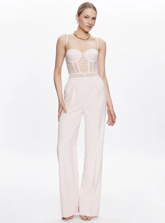 Korzet, nebo kalhoty? Spojte je. Krásným příkladem takového propojení je overal Elizabetta Franchi za 12 590 Kč. 