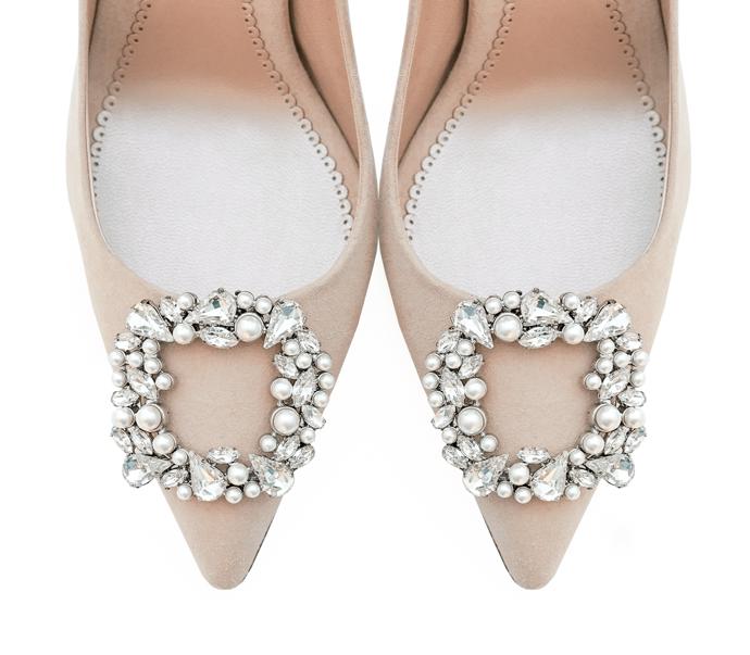 Luxusní štras a perly v podobě odnímatelného detailu zdobícího špičku bot. Krásný prvek, který můžete využít i na jiných místech, aby případně zbytečně nezahálel. ( Emmy London, 3 600 Kč)