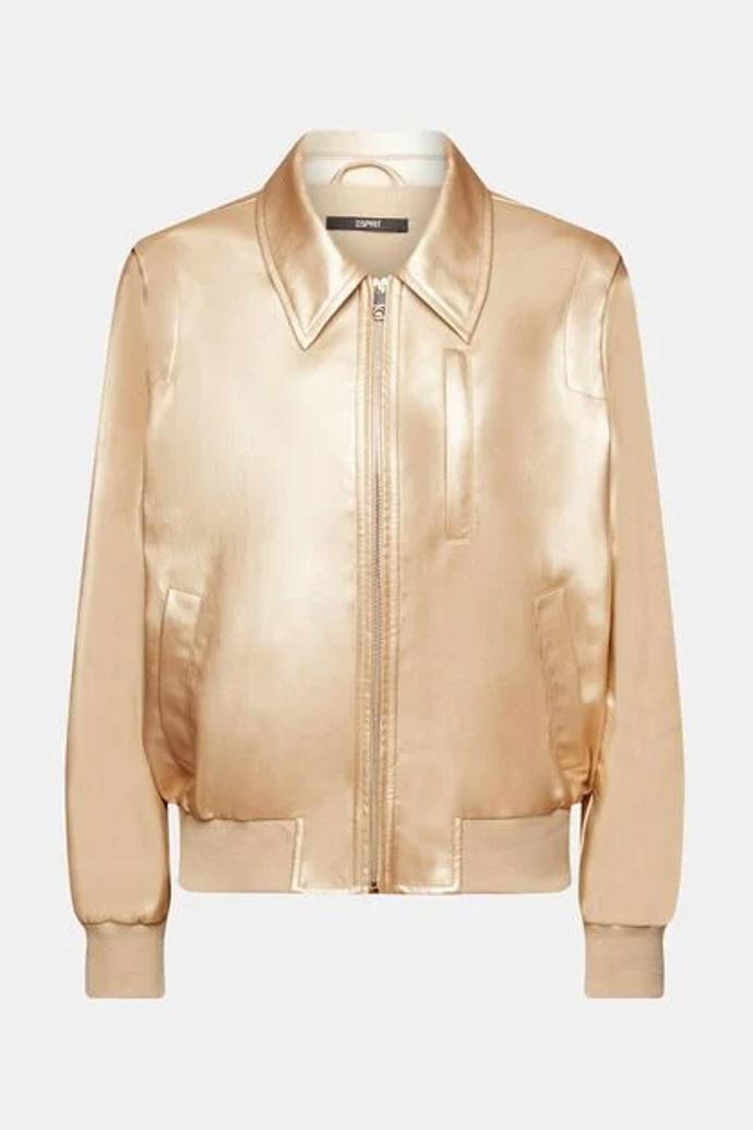 Něžnost. I tu umí zlatavé tóny zahrát. Odstín rose gold v podání metalické umělé kůže, to je óda na romanci v podání značky Esprit. Cena: 3 399 Kč