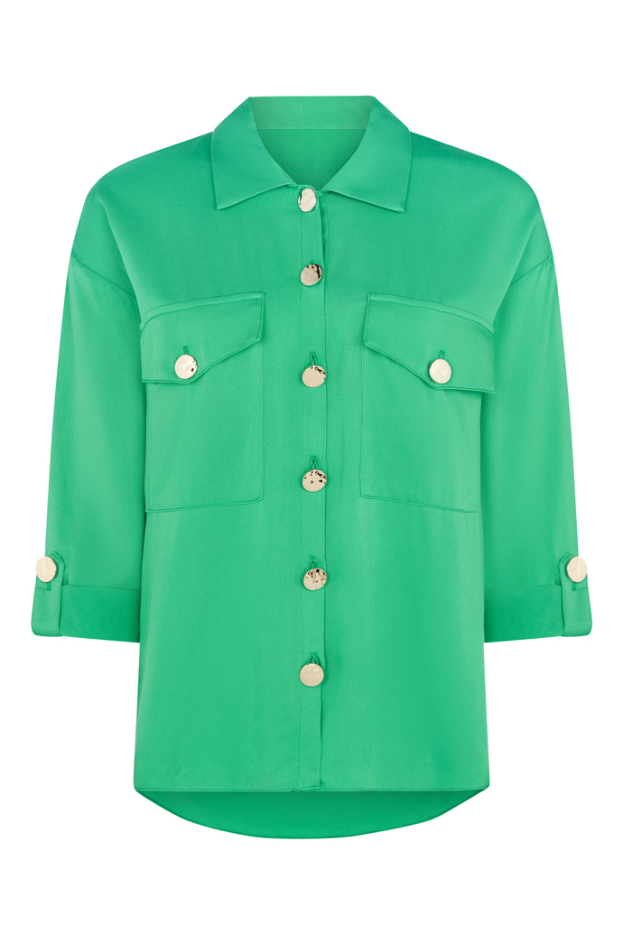 Zlaté detaily v podobě výrazných knoflíků vynikají na zeleném provedení halenky s retro prvky. F&F, 599 Kč