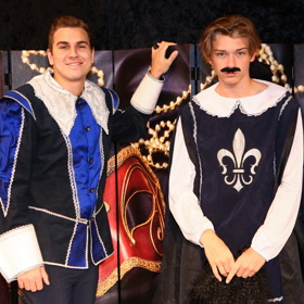 Bratři měli možnost společně si zahrát v divadelním představení Cyrano.