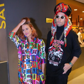 Ani v roce 2019 se Emma Smetana a Jordan Haj nedrželi zpátky. Emma Smetana oblékla jakési pestrobarevné pyžámko, Jordan opět šokoval netypickou pokrývkou hlavy.