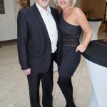 Autor představení, dirigent Václav Knop, kterého přišla podpořit o 30 let mladší partnerka.