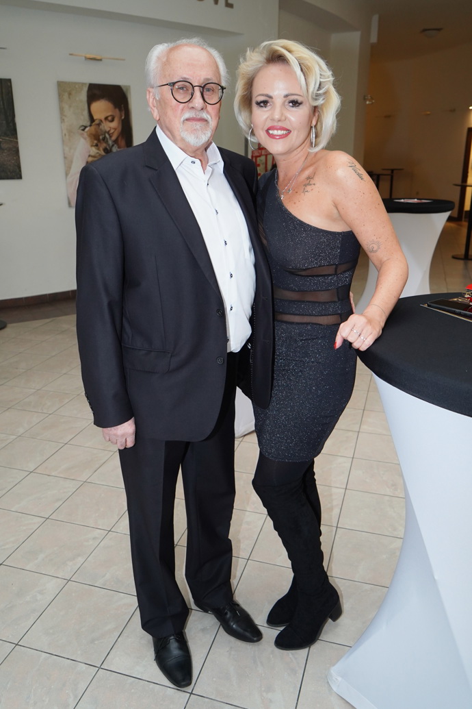 Autor představení, dirigent Václav Knop, kterého přišla podpořit o 30 let mladší partnerka.