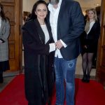 Majitelka divadla Lucie Bílá přišla na premiéru nového představení v doprovodu přítele Radka Filipiho. Namísto lodiček doplnila outfit mladistvými bílými teniskami.