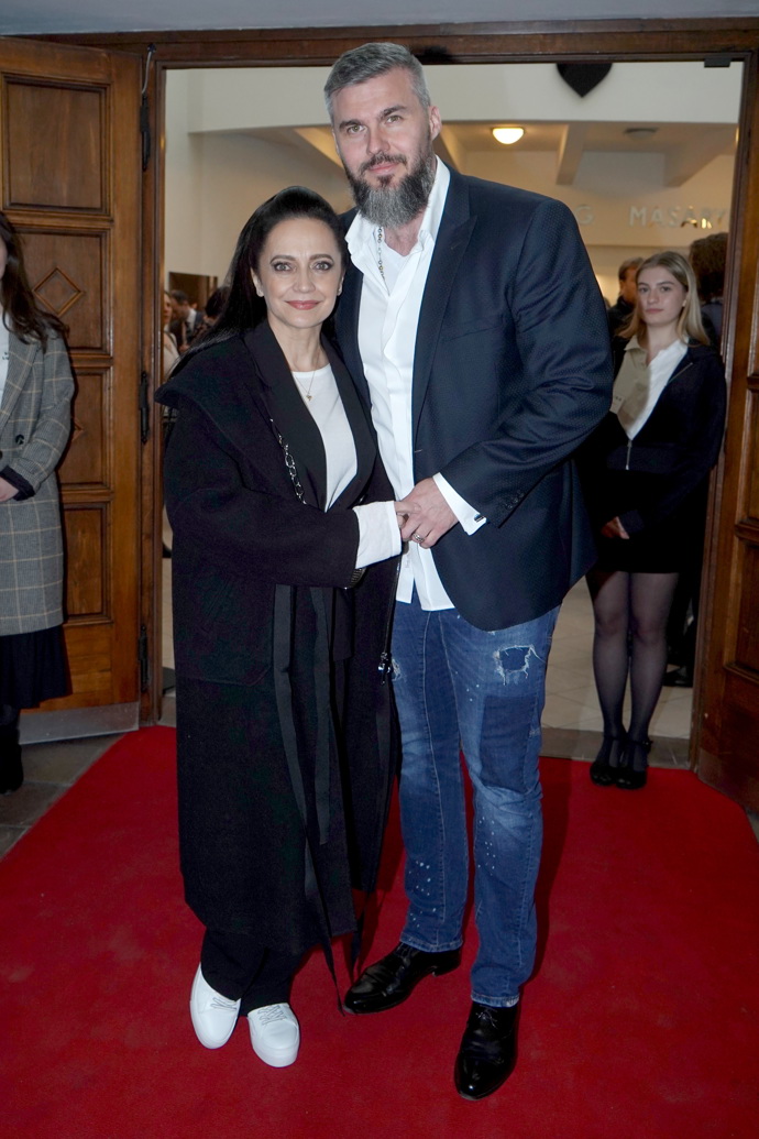 Majitelka divadla Lucie Bílá přišla na premiéru nového představení v doprovodu přítele Radka Filipiho. Namísto lodiček doplnila outfit mladistvými bílými teniskami.