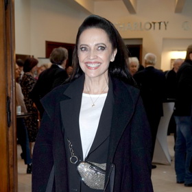 Lucie zazářila i díky flitrované crossbody ledvince, která je v posledních letech super trendy.