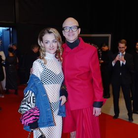 Hudebník 7krát3, přezdívaný Jaquin Step a vlastním jménem Štěpán Hebík, se nebál červené, a k tomu navíc místo kalhot oblékl sukni. Tu nosí i Brad Pitt!