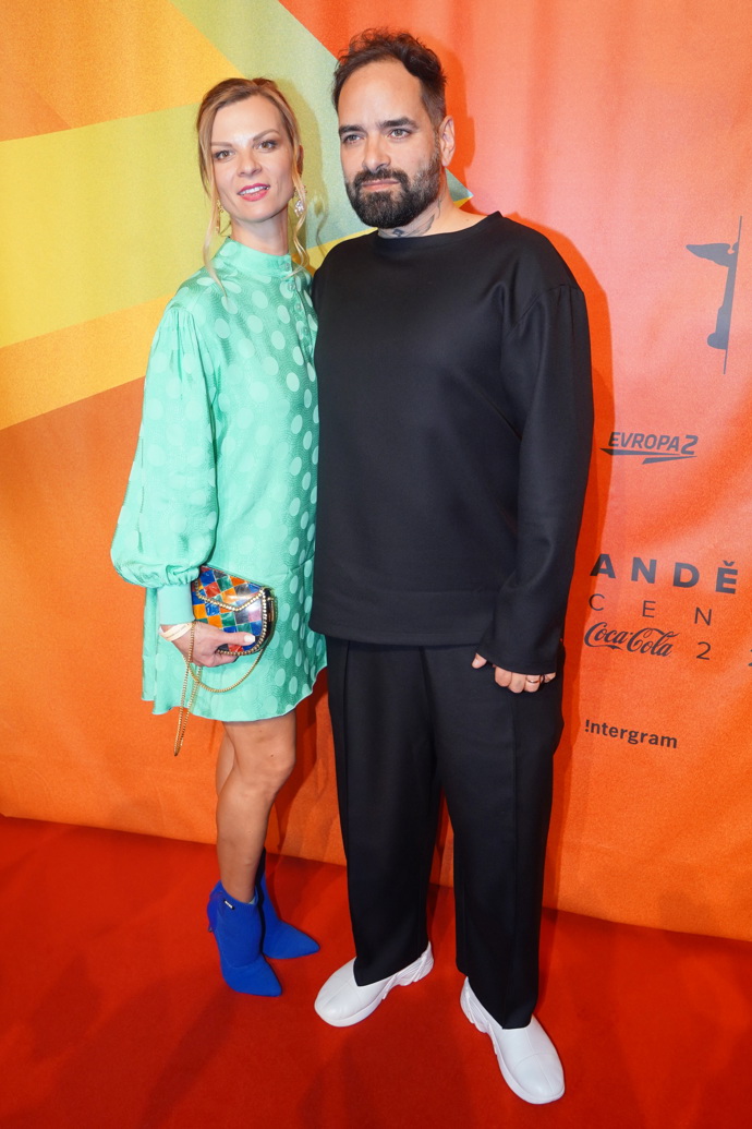 Manželka zpěváka Jiřího Buriana Darina zářila v tyrkysových šatech a botách v barvě královské modře.