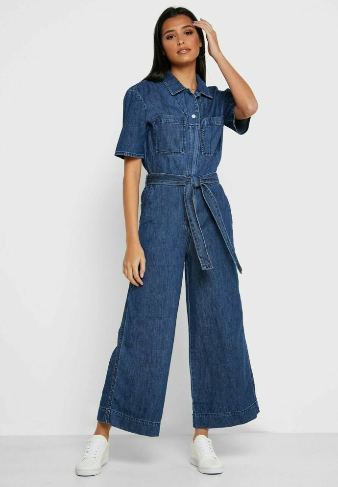 Denimová overalová sekce čítá mnoho položek. Osloví vás třeba modely s širokými nohavicemi a vazačkou? GAP, 2 299 Kč