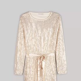 Záplavu flitrů nosí i šaty značky Gate za 699 Kč, které zvládnou oslnit při večerním koktejlu stejně jako v podobě denního modelu do kanceláře.