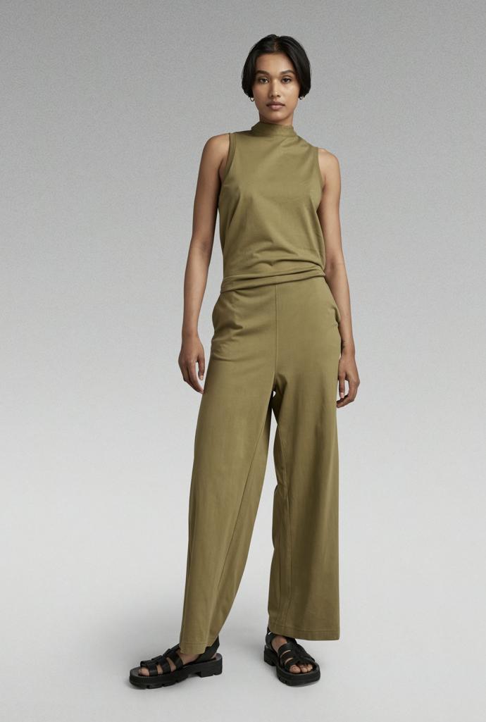 Střídmě, ale s grácií reprezentuje trend kombinéz také model G Star Raw, který vypadá na první pohled velmi jednoduše, hru s průstřihy ale rozehrává v zádových partiích. Cena 4 099 Kč