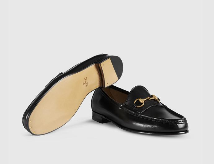 Ikonický model Gucci Horsebit Loafer. Nestárnoucí klasiku, která vám v botníku vydrží navěky, pořídíte za cca 18 000 Kč.